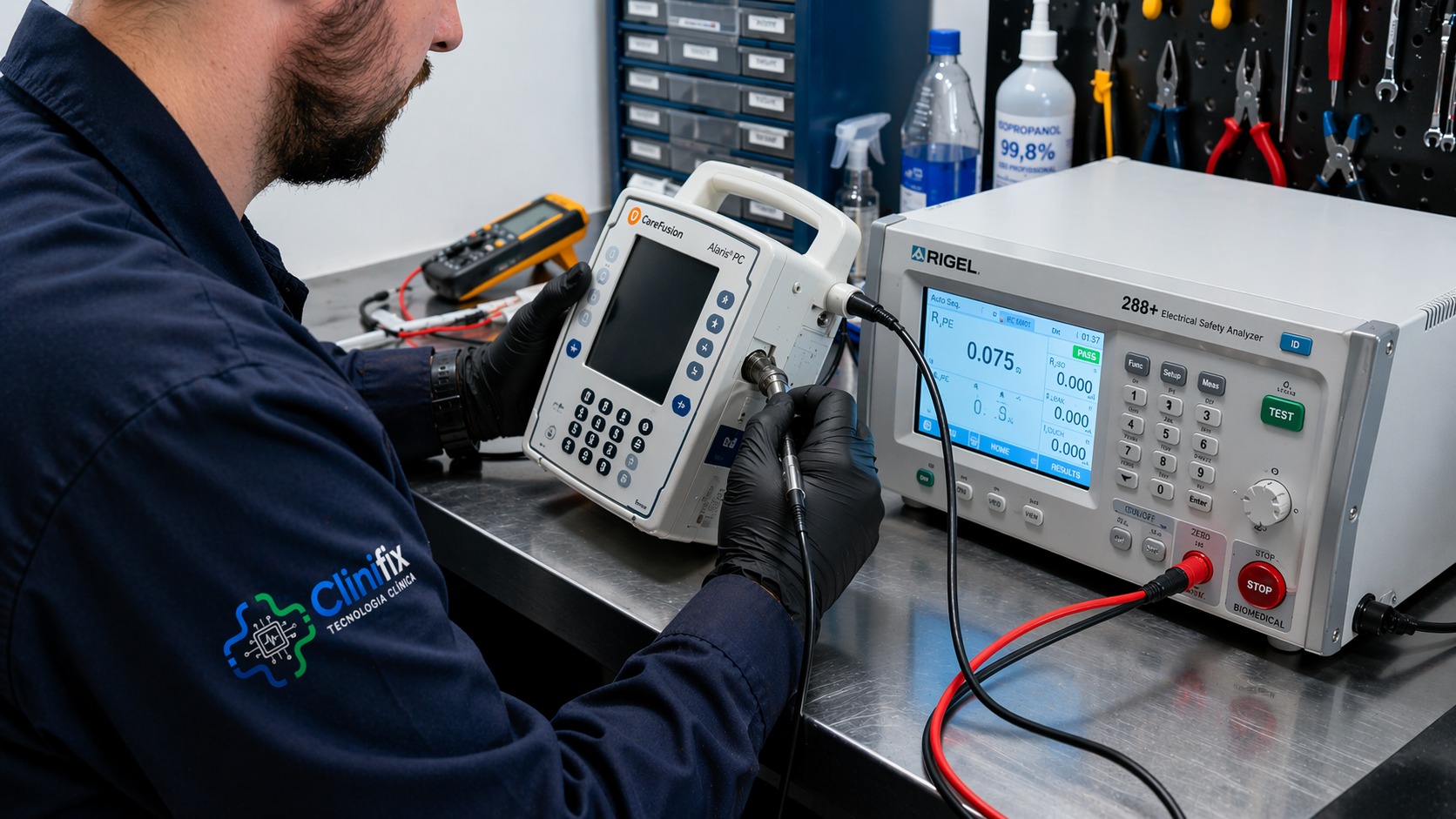 Técnico em bioengenharia realizando calibração de equipamento médico